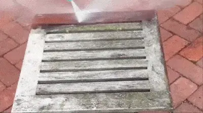 Cleaning a driveway with Aquoxis